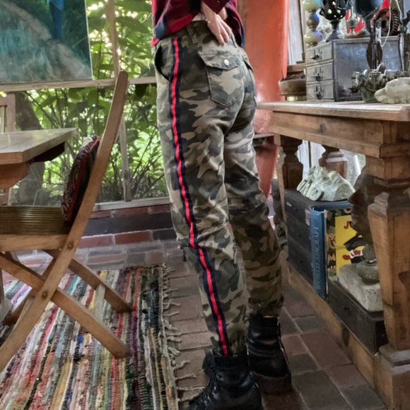 I&M Premium Jeans, Camo joggers with side stripes 4 pockets. Size Medium - Picture 8 of 9